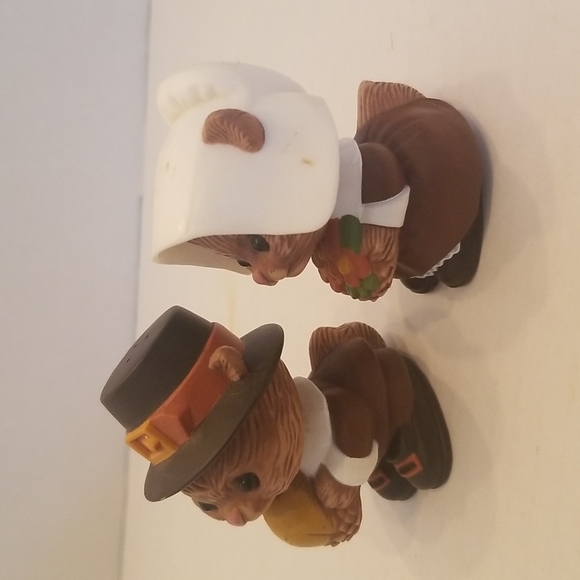 Vintage Hallmark Thanksgiving Pilgrim Chipmunk Salt & Pepper Set - Picture 3 of 8